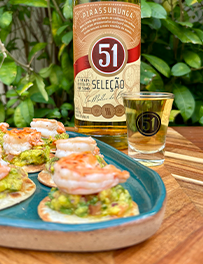 Tostada de guacamole com camarão