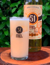 Drink 51 Mel com gengibre e coco