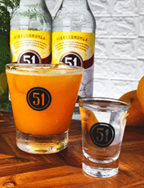 Drink Cachaça 51 com manga e maracujá