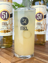 Drink de abacaxi com mel de engenho e Cachaça 51 Mel