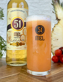 Drink 51 Mel com acerola e abacaxi